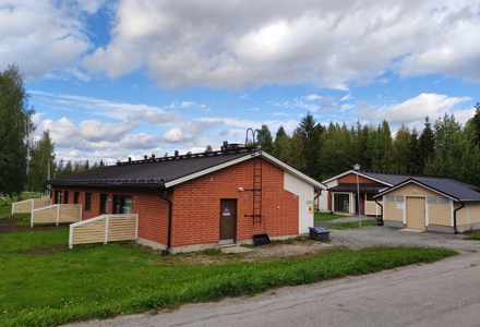Punatiilinen rivitalo Haukitiellä Sonkajärvellä.