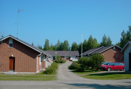 Punatiilinen rivitalo Hirvitiellä Sonkajärvellä.