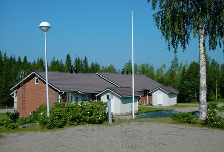 Punatiilinen rivitalo Hirvitiellä Sonkajärvellä.