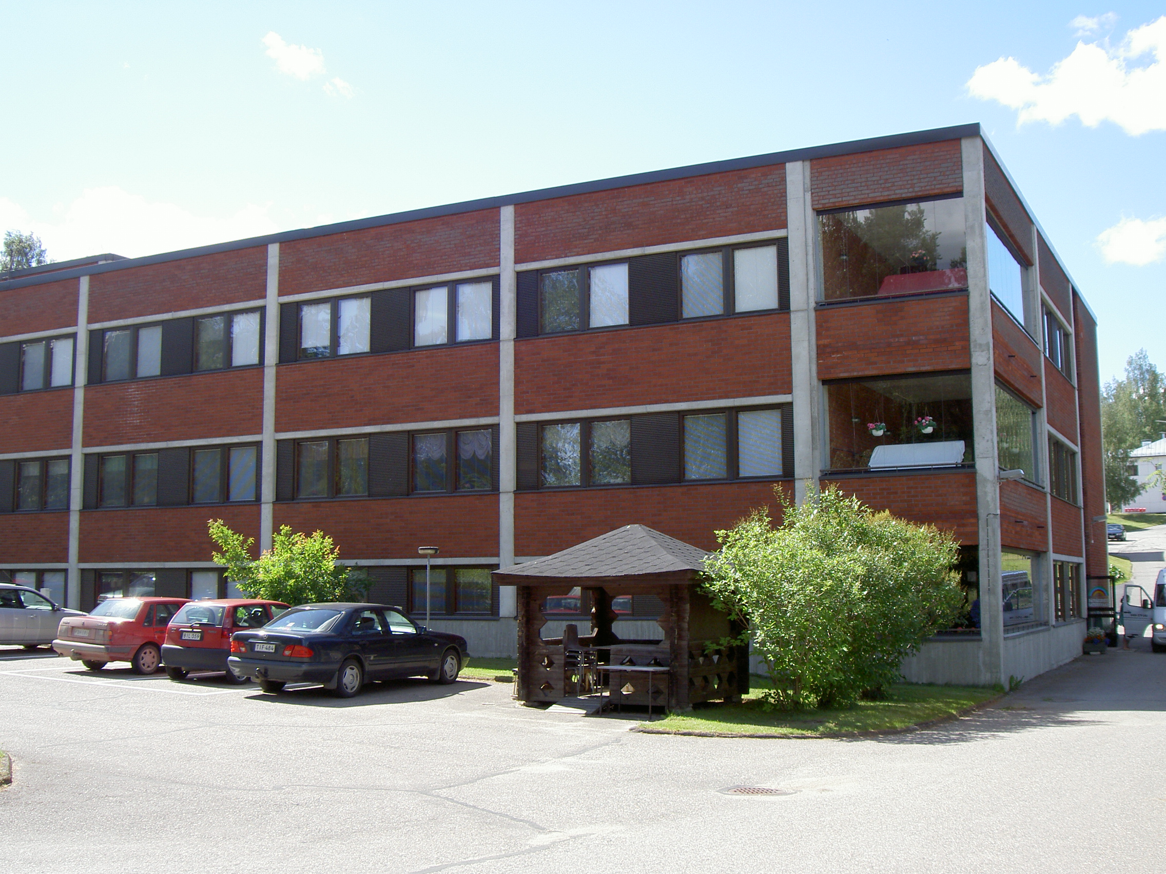 Punatiilinen kerrostalo Tuulikannel Taivallahdentiellä Sonkajärvellä