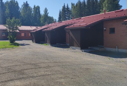 Punatiilinen rivitalo Lohitiellä Sonkajärvellä.