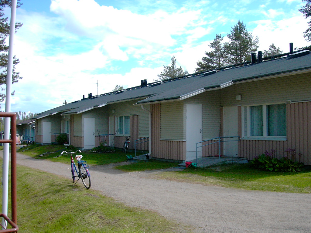 Roosanvärinen lautaverhoiltu rivitalo Taivallahdentiellä Sonkajärvellä.