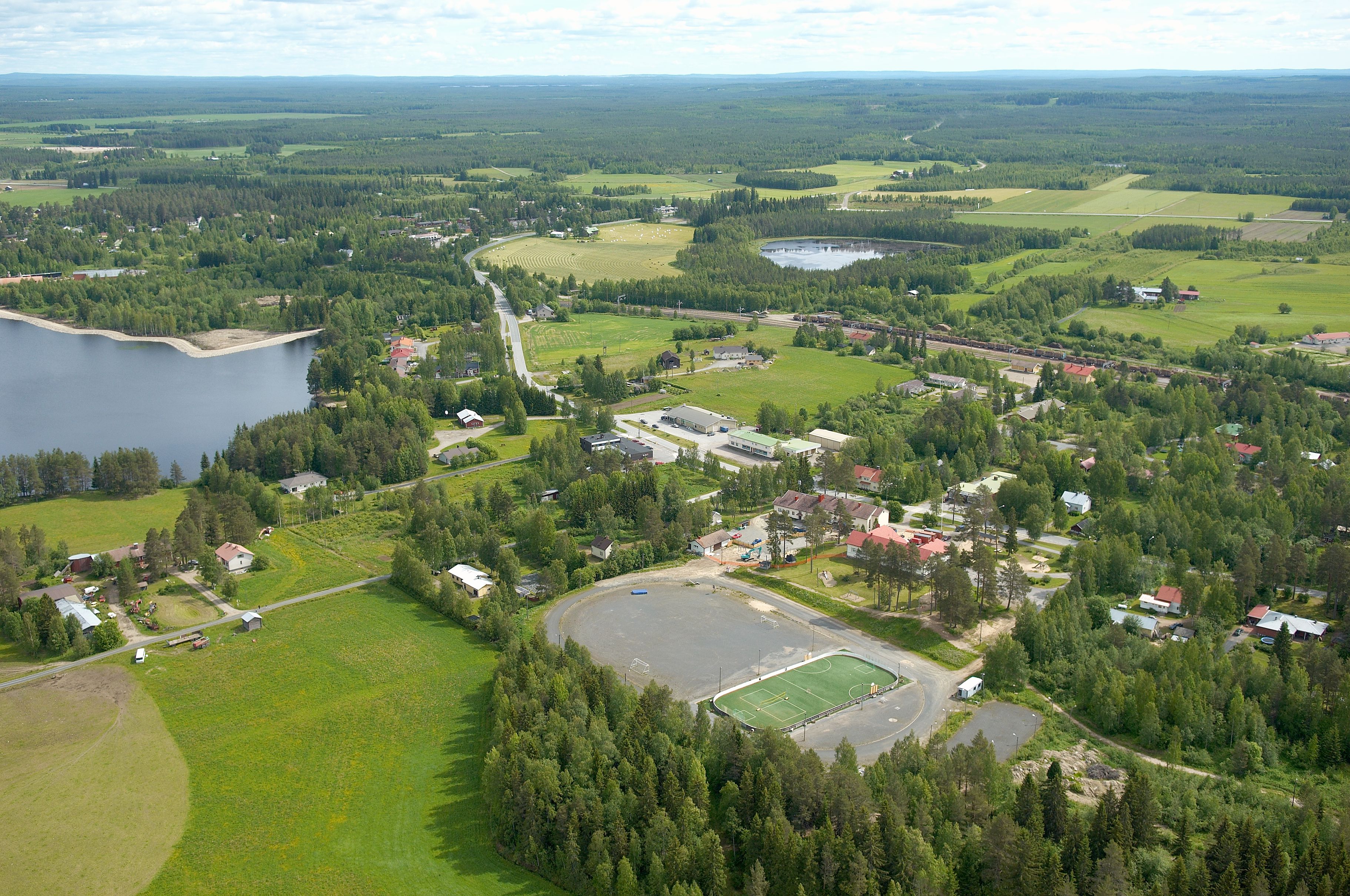 Sukevan taajaman ilmakuva järvi näkyvissä